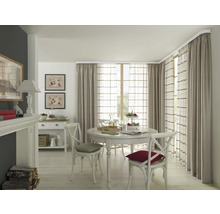 Jídelna s kulatým stolem, židlemi a závěsy na záclonové tyči