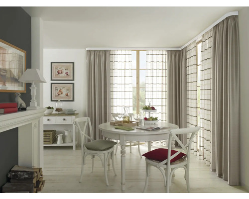 Jídelna s kulatým stolem, židlemi a závěsy na záclonové tyči