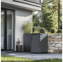 Kontejner na popelnice na terase s rostlinami