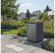 Kontejner na popelnice v zahradě na kamenné dlažbě