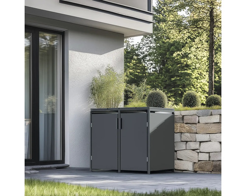 Dvojitá kovová skříň na nářadí na terase