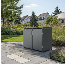 Šedý odpadkový koš se dvěma dvířky na kamenné podlaze v zahradě