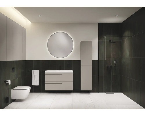 Moderní koupelna s toaletou, umyvadlem, zrcadlovou skříňkou a sprchou