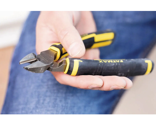 Štípací kleště na drát v ruce