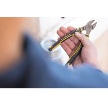 Boční štípací kleště Stanley Fatmax v ruce