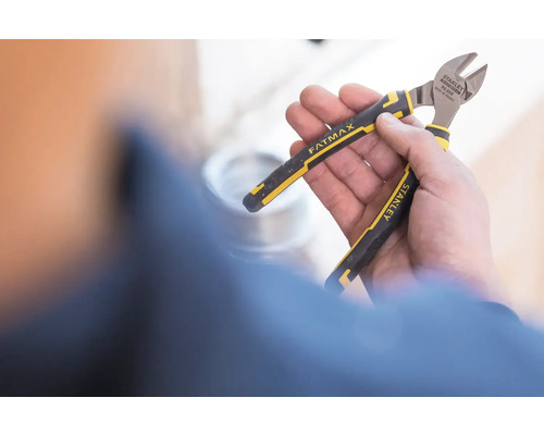 Boční štípací kleště Stanley Fatmax v ruce