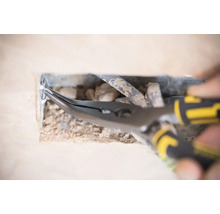 Kombinované kleště v provozu na otvoru ve zdi s kabely