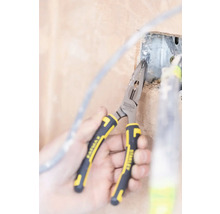 Kombinované kleště Stanley v akci na připojovací krabici pro elektroinstalace.