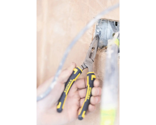 Kombinované kleště Stanley v akci na připojovací krabici pro elektroinstalace.