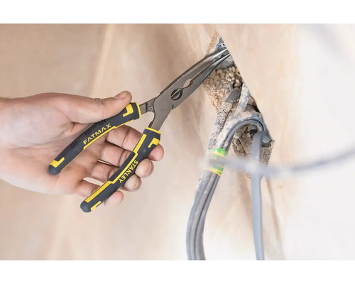 Jehlové kleště Stanley Fatmax používané na stěně