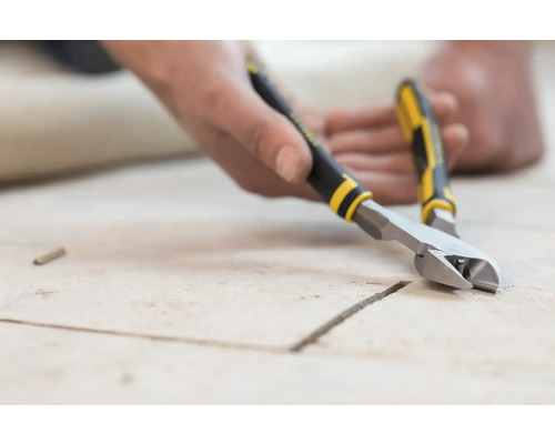 Kleště na dlaždice při úpravě dlaždice