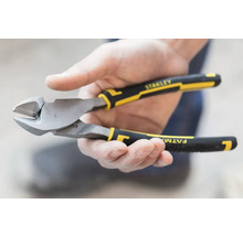 Kleště na kabely Stanley FatMax držené v ruce