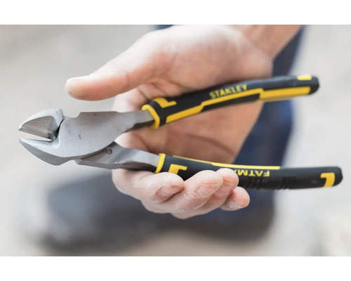 Kleště na kabely Stanley FatMax držené v ruce
