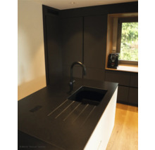 Kuchyňská scéna s umyvadlem, baterií a kuchyňskými spotřebiči před oknem