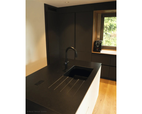 Kuchyňská scéna s umyvadlem, baterií a kuchyňskými spotřebiči před oknem