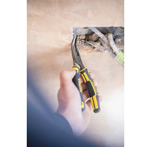 Osoba používá kleště Stanley Fatmax na instalaci do zdi.