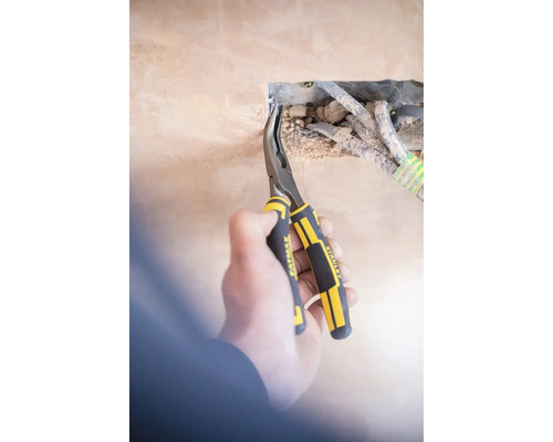 Osoba používá kleště Stanley Fatmax na instalaci do zdi.