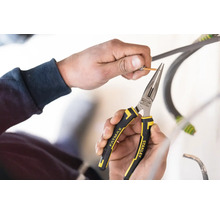 Osoba používá úzké kleště Stanley Fatmax ke stahování izolace z kabelu.