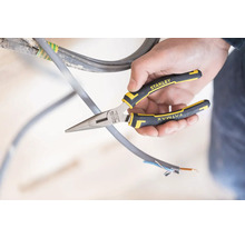 Osoba stříhá kabel pomocí kleští Stanley Fatmax.