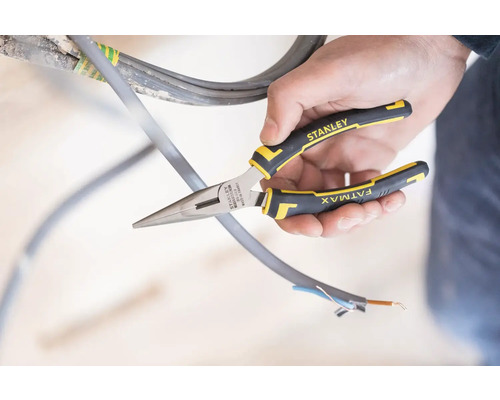 Osoba stříhá kabel pomocí kleští Stanley Fatmax.
