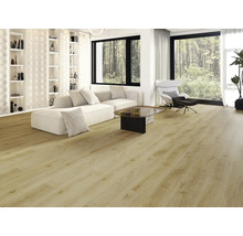 Světlý obývací pokoj s podlahou se vzhledem dřeva, pohovkou, křesly a regály