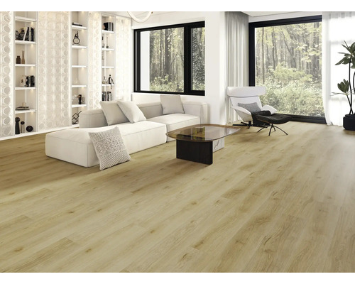 Světlý obývací pokoj s podlahou se vzhledem dřeva, pohovkou, křesly a regály