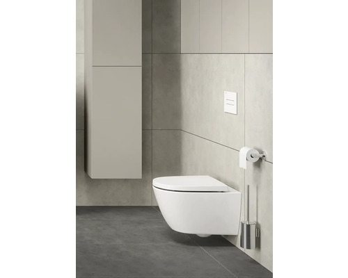 Moderní koupelna s nástěnným záchodem, splachovací nádržkou a WC soupravou