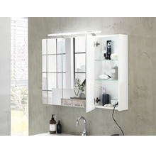 Koupelna se zrcadlovou skříňkou, umyvadlem a vodovodní baterií