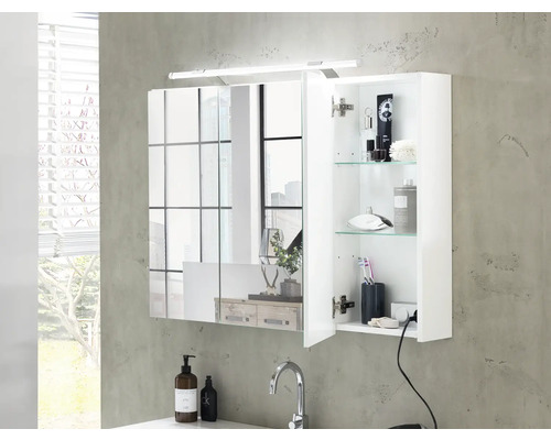 Koupelna se zrcadlovou skříňkou, umyvadlem a vodovodní baterií