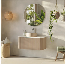 Koupelna s umyvadlem, zrcadlem, závěsnou lampou a rostlinami