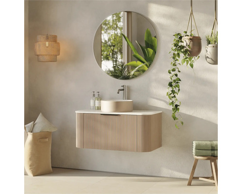 Koupelna s umyvadlem, zrcadlem, závěsnou lampou a rostlinami