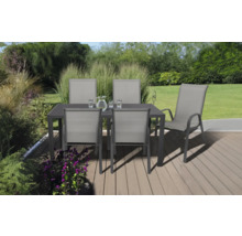 Zahradní scéna s jídelním stolem a židlemi na terase