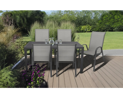 Zahradní scéna s jídelním stolem a židlemi na terase