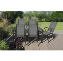 Zahradní nábytek se stolem, židlemi a lehátkem na terase