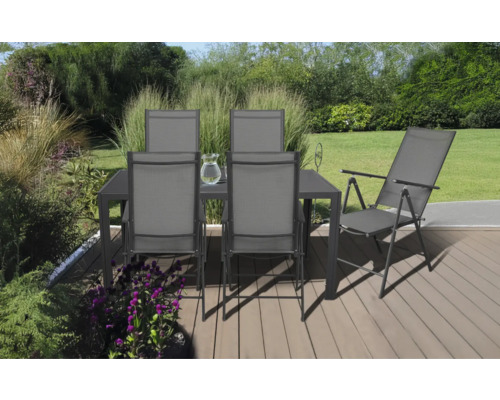 Zahradní nábytek se stolem, židlemi a lehátkem na terase