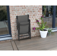 Skládací zahradní židle vedle květináče na terase