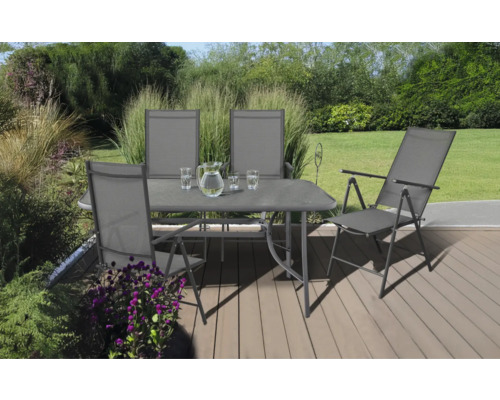 Zahradní scéna s jídelním stolem, židlemi, sklenicemi a džbánem vody na terase