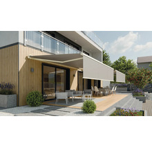 Terasa s markýzami a sedacím nábytkem před domem