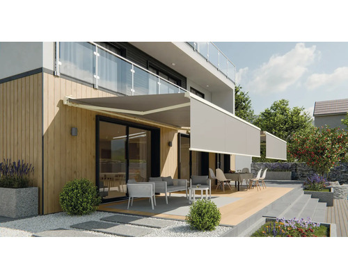 Terasa s markýzami a sedacím nábytkem před domem