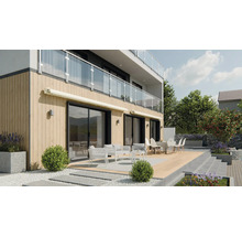 Fasáda domu s markýzami, terasa se zahradním nábytkem a rostlinami