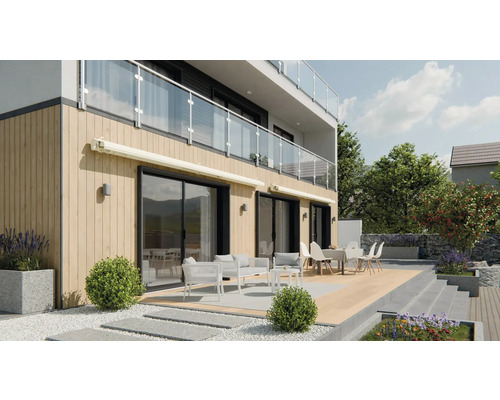 Fasáda domu s markýzami, terasa se zahradním nábytkem a rostlinami