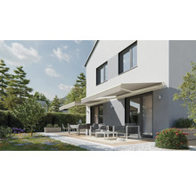 Fasáda domu s terasovým přístřeškem, zahradním nábytkem a venkovním prostorem