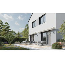 Moderní dům s terasou a zahradním nábytkem