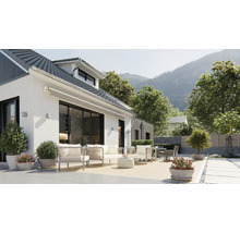 Dům s terasou, zahradním nábytkem a výhledem na hory