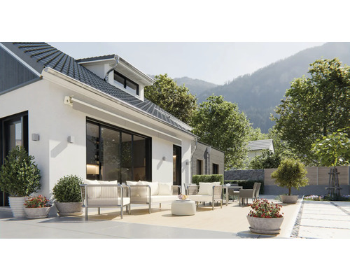 Dům s terasou, zahradním nábytkem a výhledem na hory