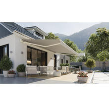 Fasáda domu s vysunutou markýzou a zahradním nábytkem na terase.