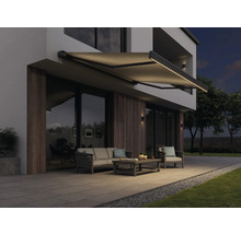 Terasa s markýzou a zahradním nábytkem před moderním domem