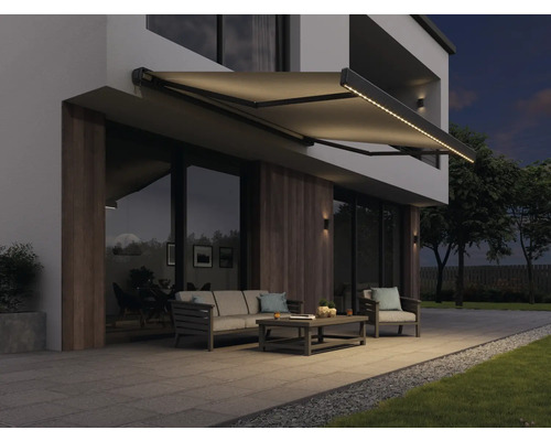 Terasa s markýzou a zahradním nábytkem před moderním domem