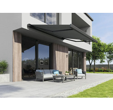 Terasa s markýzou a zahradním nábytkem před moderním domem