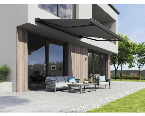 Terasa s markýzou a zahradním nábytkem před moderním domem